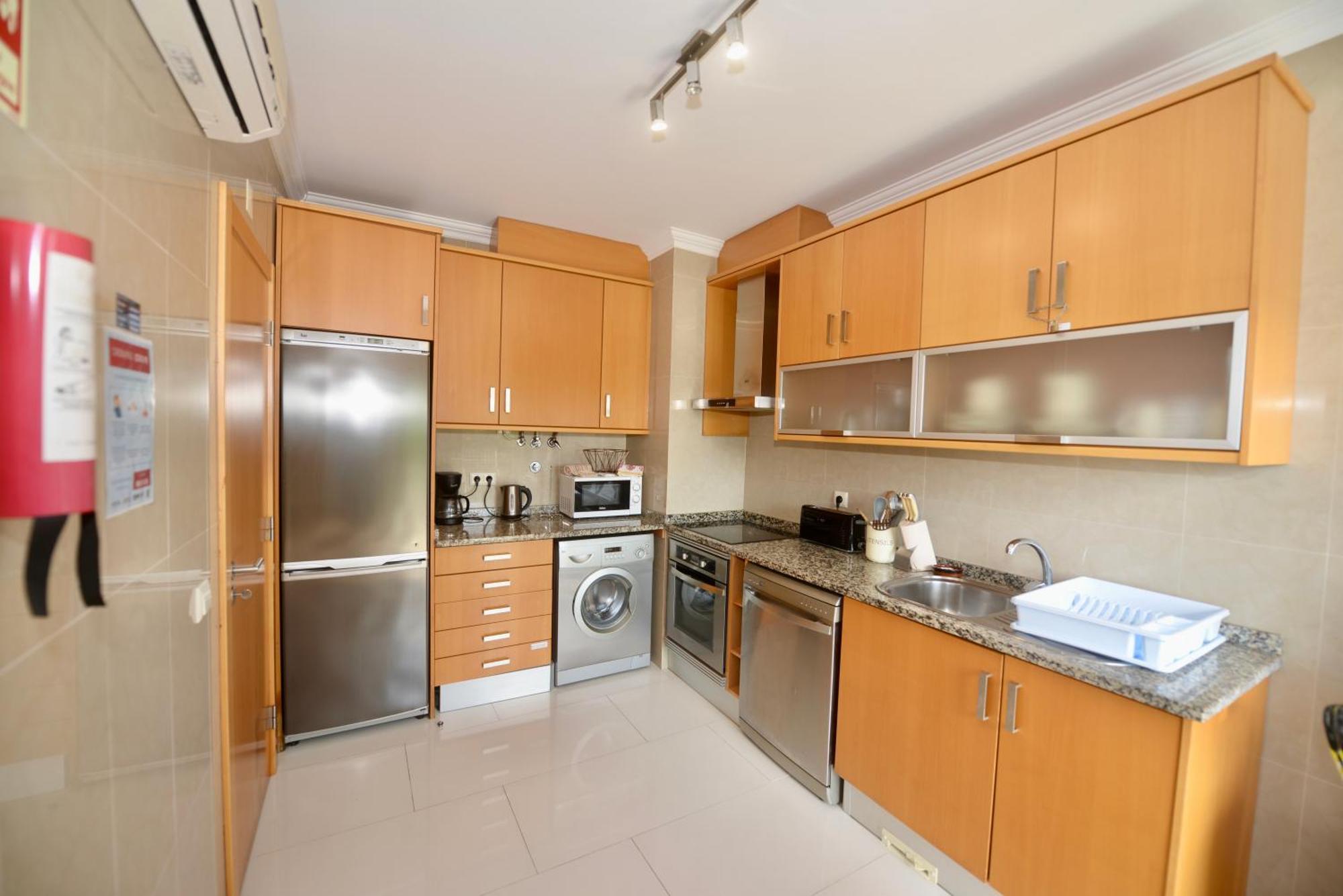 Pebble - 1 Bedroom Apartment Sleeps 5 With Pool & Tennis Court Sao Martinho do Porto Luaran gambar