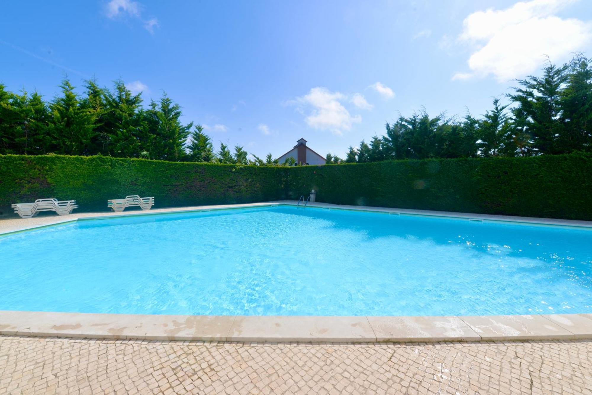 Pebble - 1 Bedroom Apartment Sleeps 5 With Pool & Tennis Court Sao Martinho do Porto Luaran gambar