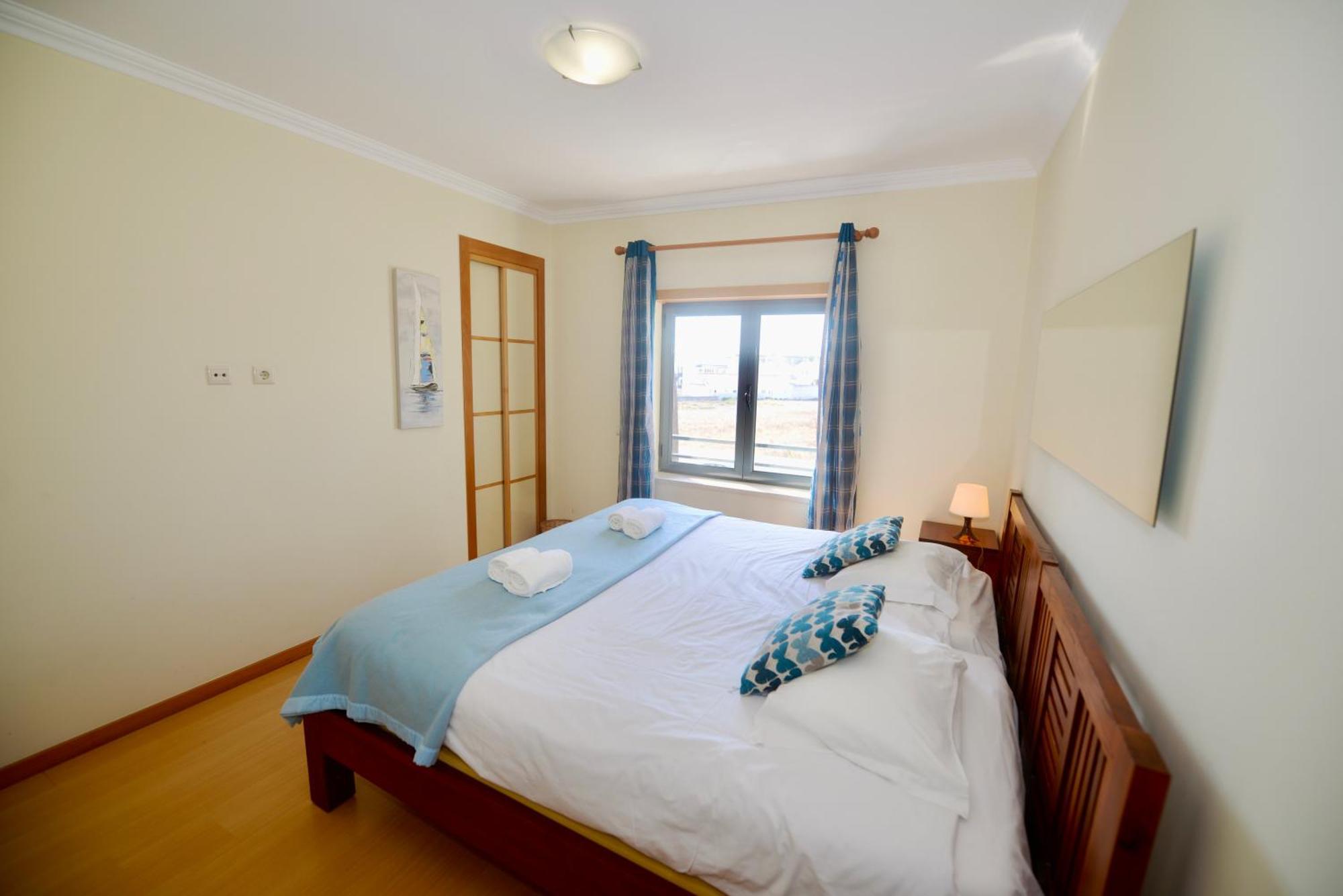 Pebble - 1 Bedroom Apartment Sleeps 5 With Pool & Tennis Court Sao Martinho do Porto Luaran gambar