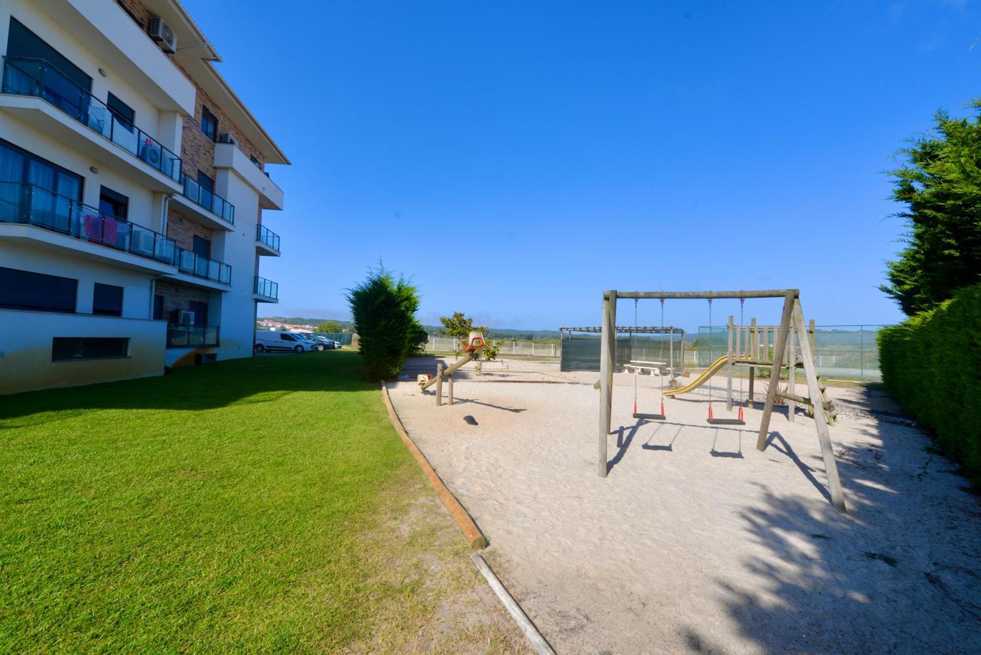 Pebble - 1 Bedroom Apartment Sleeps 5 With Pool & Tennis Court Sao Martinho do Porto Luaran gambar