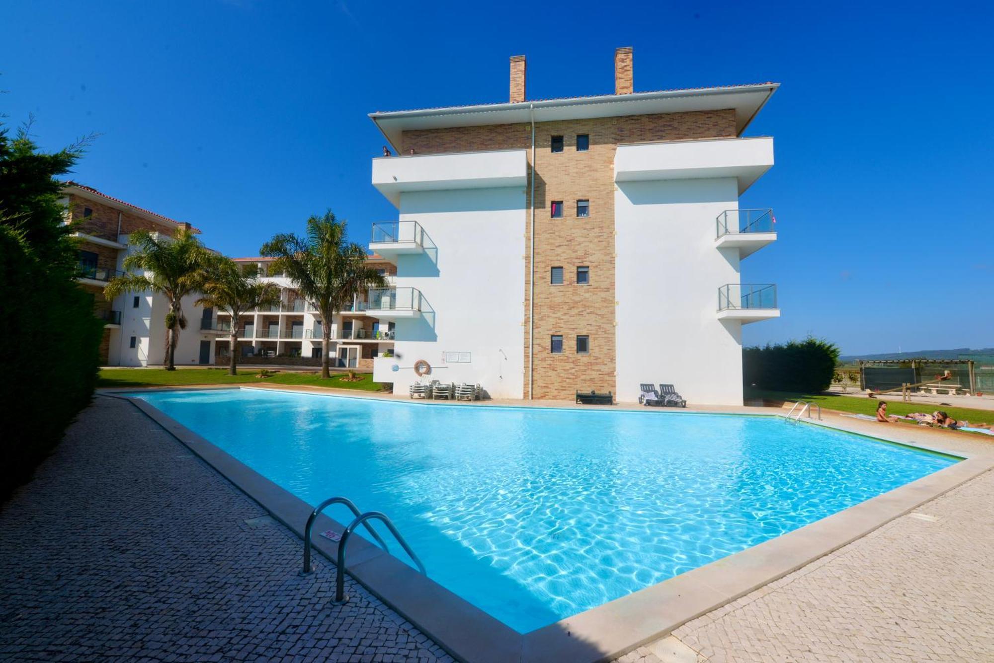 Pebble - 1 Bedroom Apartment Sleeps 5 With Pool & Tennis Court Sao Martinho do Porto Luaran gambar